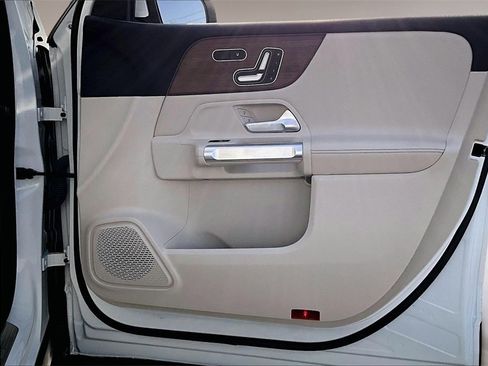 Used 2023 Mercedes-Benz GLB 250 w/ Premium Package image 26