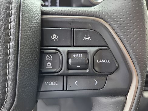 Used 2025 Toyota 4Runner SR5 AWD/4WD image 25