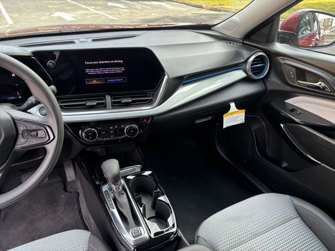 Used 2025 Chevrolet Trax LT image 29