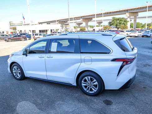 Certified 2023 Toyota Sienna Limited FWD image 10