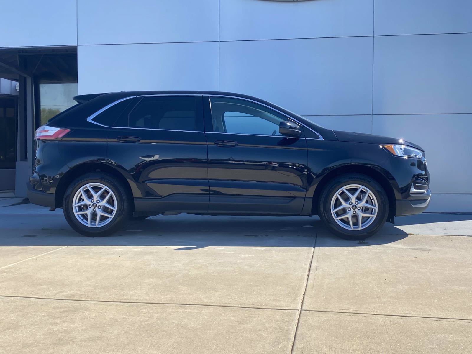 Used 2024 Ford Edge SEL AWD/4WD image 3