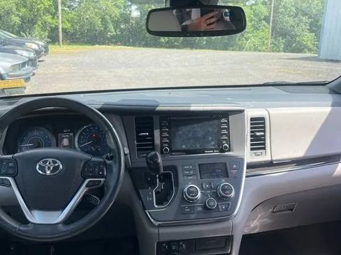 Used 2018 Toyota Sienna XLE Premium AWD/4WD image 28
