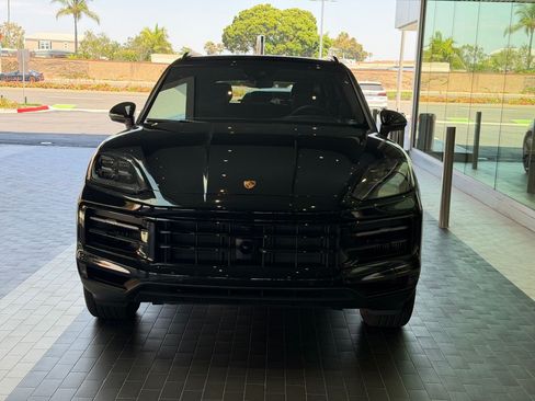 Certified 2025 Porsche Cayenne AWD/4WD image 6