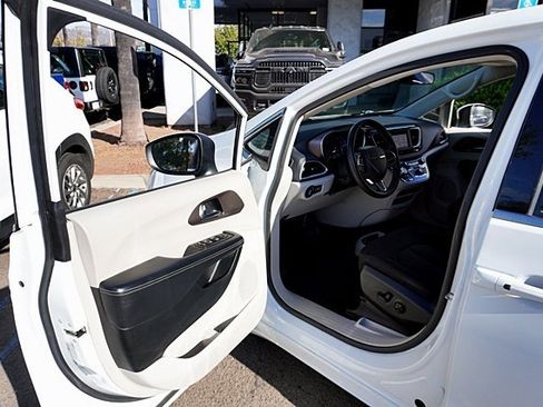 Used 2022 Chrysler Voyager LX image 37