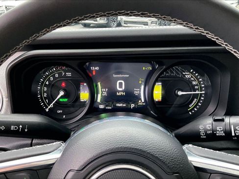 Used 2025 Jeep Wrangler Unlimited Sahara AWD/4WD image 20