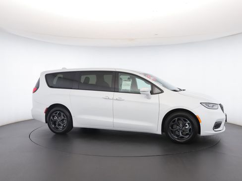 Used 2022 Chrysler Pacifica Touring-L w/ S Appearance Package image 40