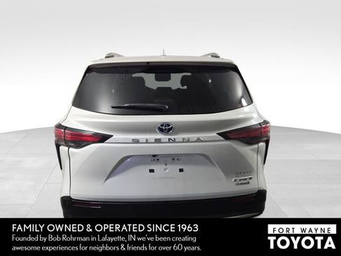 Used 2023 Toyota Sienna Platinum FWD image 8