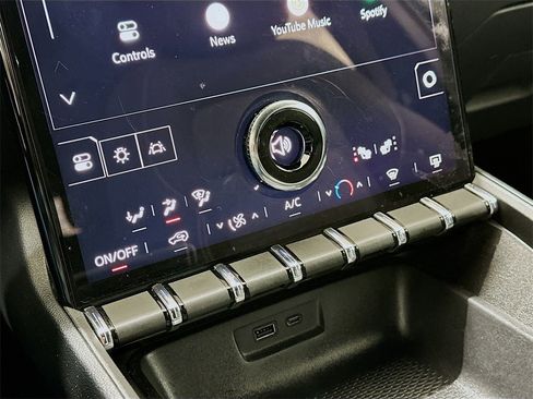 Used 2025 GMC Terrain Elevation w/ Technology Package II image 16