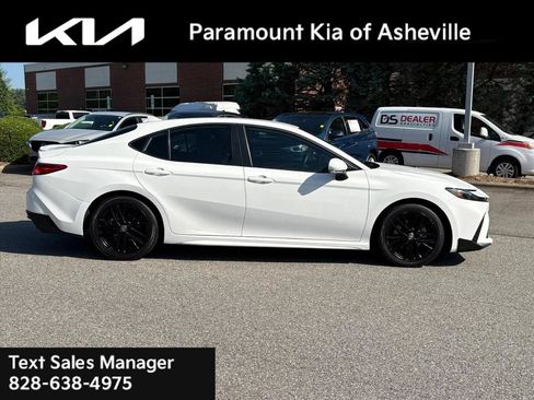 Used 2025 Toyota Camry SE w/ Convenience Package FWD image 7