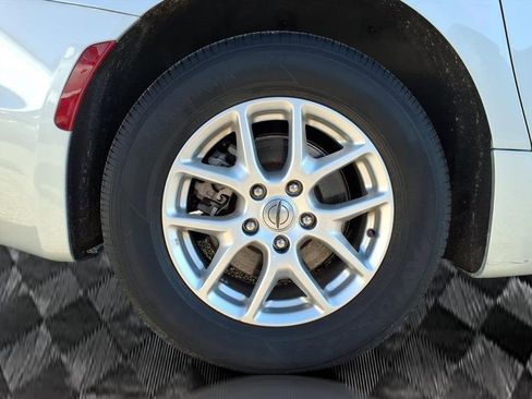 Used 2024 Chrysler Pacifica Touring-L image 8