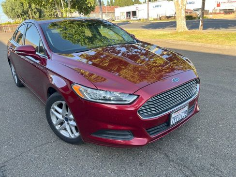 Used 2016 Ford Fusion SE image 2