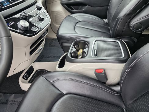 Certified 2024 Chrysler Pacifica Touring-L image 14