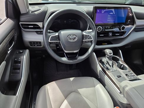 Used 2023 Toyota Highlander Limited AWD/4WD image 7