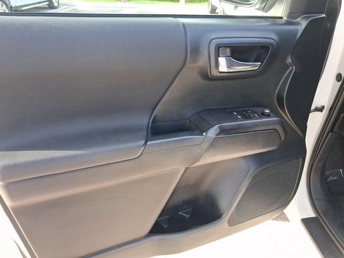 Used 2016 Toyota Tacoma TRD Sport w/ Towing Package AWD/4WD image 13