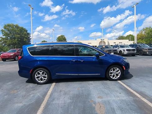 Used 2019 Chrysler Pacifica Touring-L w/ Tire & Wheel Group FWD image 6