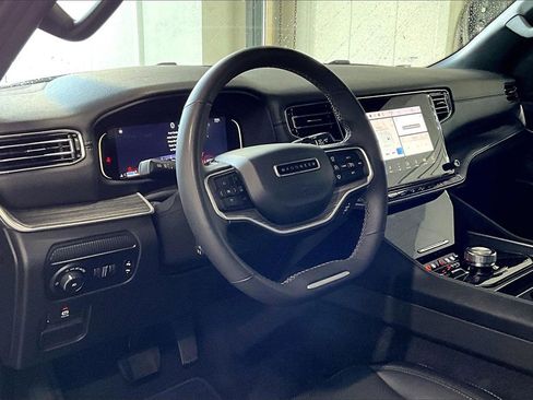 Used 2023 Jeep Wagoneer Series II image 4