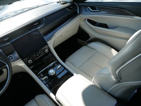 Used 2022 Jeep Grand Cherokee Overland w/ Luxury Tech Group IV image 11