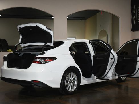 Used 2021 Toyota Camry LE image 91