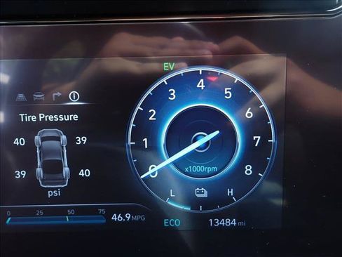 Used 2025 Hyundai Elantra Limited FWD image 23