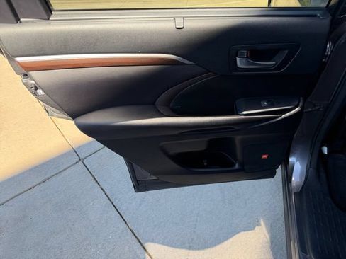 Used 2016 Toyota Highlander Limited FWD image 27