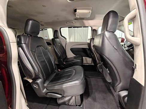 Used 2017 Chrysler Pacifica Touring-L FWD image 25