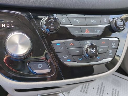 Used 2022 Chrysler Pacifica Touring-L FWD image 19