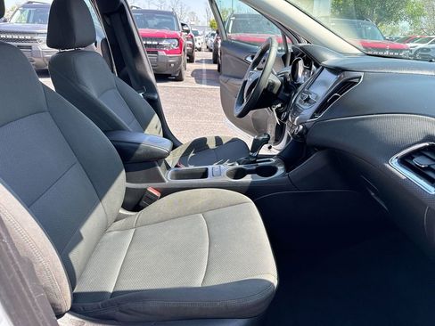 Used 2018 Chevrolet Cruze LT image 21