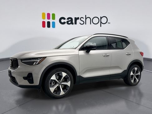 Used 2025 Volvo XC40 B5 Plus AWD/4WD image 1