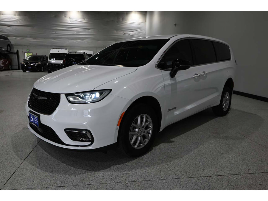 Used 2025 Chrysler Pacifica Select FWD image 10