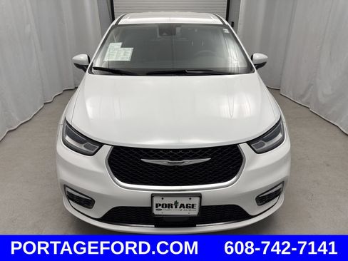 Used 2023 Chrysler Pacifica Touring-L FWD image 6