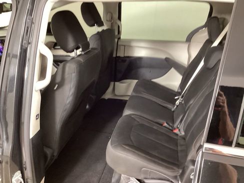 Used 2017 Chrysler Pacifica Touring FWD image 32