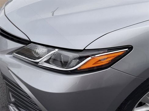 Used 2022 Toyota Camry LE image 10