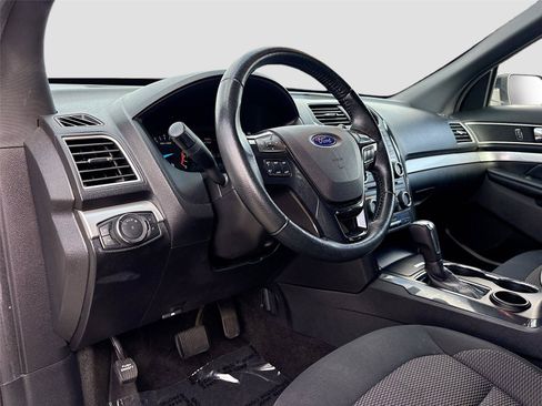 Used 2017 Ford Explorer XLT FWD image 9