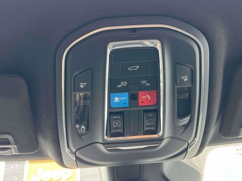 Used 2025 Jeep Grand Cherokee Altitude AWD/4WD image 11