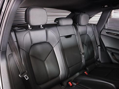 Certified 2026 Porsche Macan AWD/4WD image 6