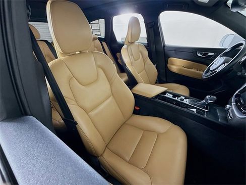 Used 2020 Volvo XC60 T5 Momentum image 24