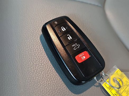 Used 2022 Toyota Highlander XLE image 38