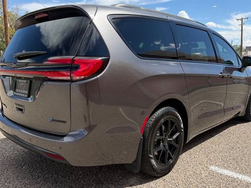 Used 2021 Chrysler Pacifica Limited w/ Uconnect Theater Family Group FWD image 7