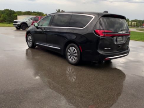 Used 2023 Chrysler Pacifica Limited w/ Uconnect Theater Family Group FWD image 7