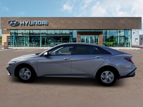 New 2026 Hyundai Elantra SE FWD image 3