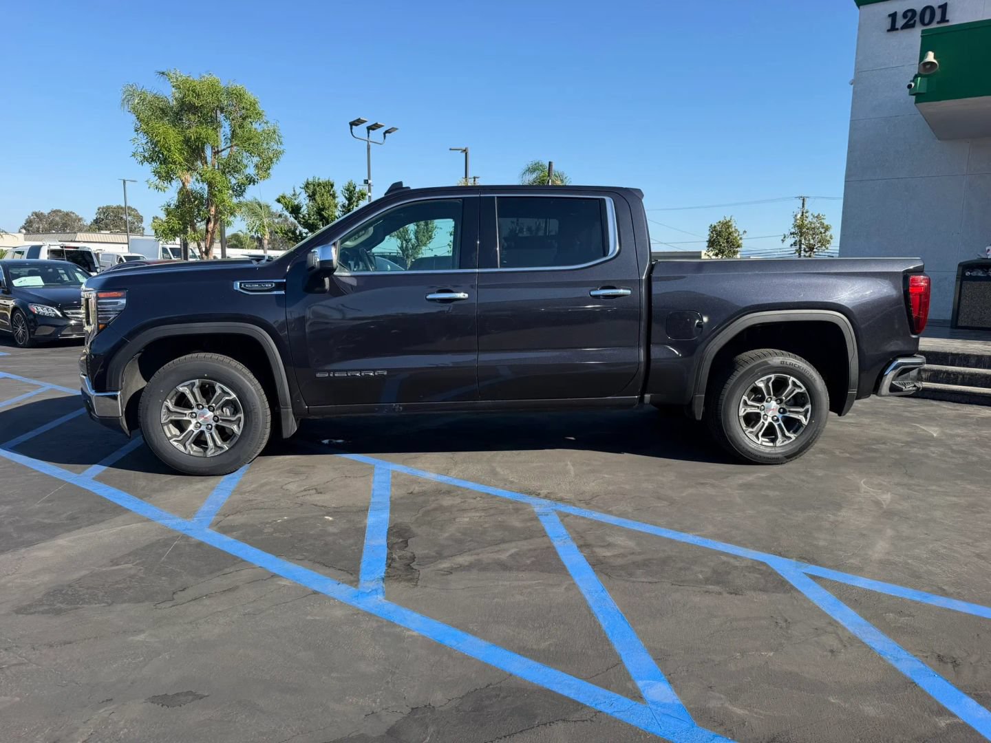 Used 2025 GMC Sierra 1500 SLT AWD/4WD image 5