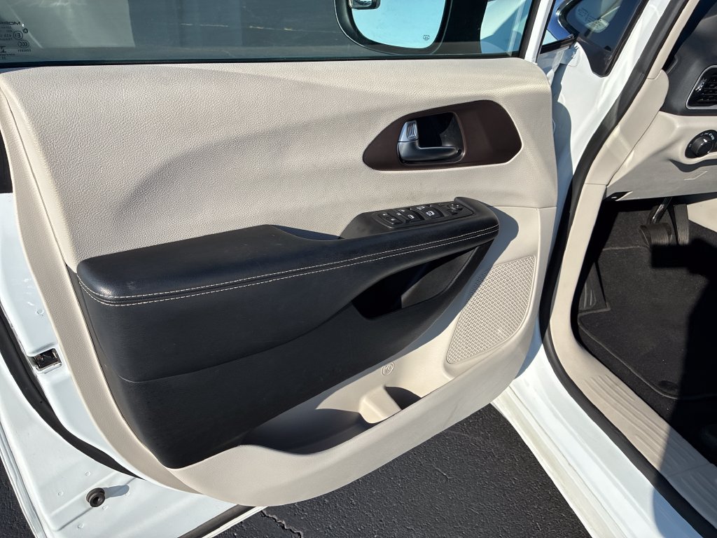 Used 2022 Chrysler Voyager LX FWD image 12