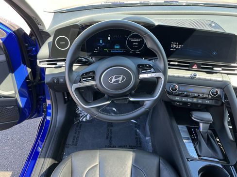 Certified 2025 Hyundai Elantra Limited FWD image 12