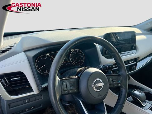 Used 2023 Nissan Rogue SL w/ SL Premium Package image 11