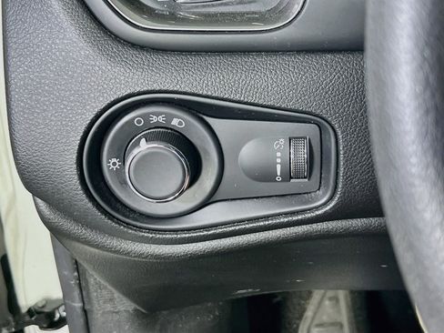 Used 2023 Jeep Renegade Latitude AWD/4WD image 10
