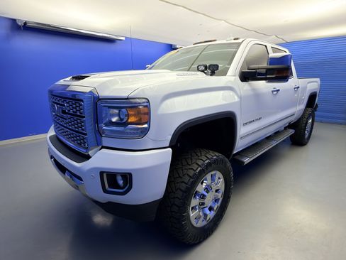 Used 2019 GMC Sierra 2500 Denali w/ Duramax Plus Package AWD/4WD image 4