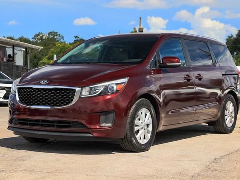 Used 2017 Kia Sedona LX w/ LX Essentials Premium Package image 3