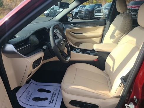 New 2025 Jeep Grand Cherokee Limited w/ Luxury Tech Group II image 11