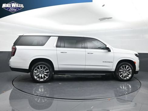 Used 2022 Chevrolet Suburban LT RWD image 8