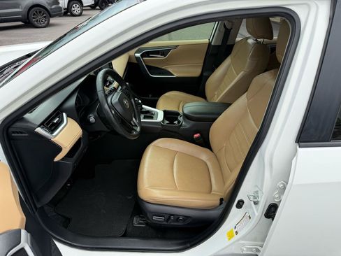 Used 2019 Toyota RAV4 XLE Premium FWD image 11
